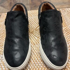 Gentle Souls Kenneth Cole
Black Leather Sneaker Size 8